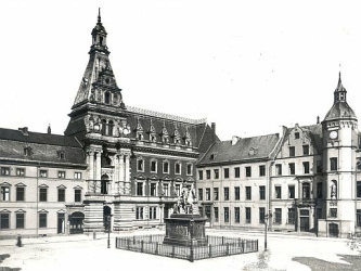 D�sseldorf, das Rathaus von 1884 im
                        "wilhelminischen" Stil der
                        Neorenaissance. Der Turm wurde um die
                        Jahrhundertwende wegen statischer Probleme
                        herabgesetzt