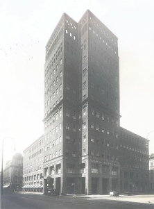 Das Wilhelm-Marx-B�rohochhaus, gebaut
                        1922-1924, ist das erste B�rohochhaus
                        Deutschlands