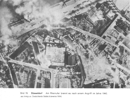 Bild 76: D�sseldorf. Am Rheinufer brennt es nach
                einem Angriff im Jahre 1942.