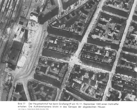 Bild 77: D�sseldorfs Hauptbahnhof mit
                        Volltreffer und H�user daneben ausgebrannt wie
                        offene Schachteln, Kontrollfoto von Mitte
                        September 1942 ca.