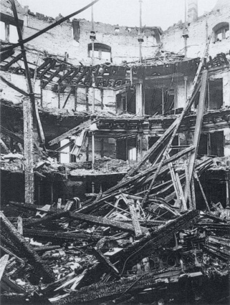 Opernhaus D�sseldorf zerst�rt nach dem
                        Grossangriff vom 27. Januar 1943