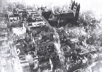 L�beck mit
                      Marienkirche nach dem Bombardement vom 28. M�rz
                      1942, Luftaufnahme, die H�user sind "offene
                      Schachteln"