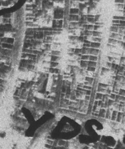 L�beck, britisches Aufkl�rungsfoto vom M�rz
                        1942, die H�user liegen da wie offene Schachteln
                        ohne Dach