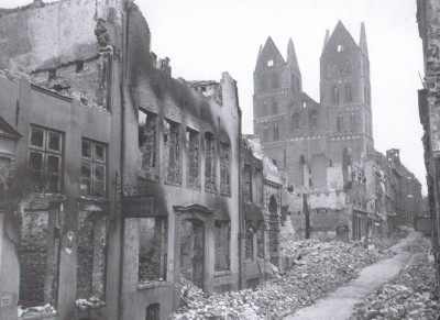 L�beck, ein Strassenzug nach dem
                      Bombardement vom 28. M�rz 1942 in Ruinen