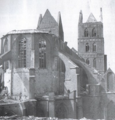 L�beck, die Marienkirche nach dem
                        Bombardement vom 28. M�rz 1942 in Ruinen