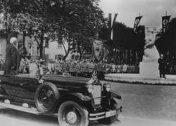 Mainz, die
                      Befreiungsfeier vom 20. Juli 1930: Der alte
                      Knacker Hindenburg darf im offenen Wagen durch
                      Mainz fahren, das Befreiungsdenkmal wurde vor ihm
                      enth�llt [25].