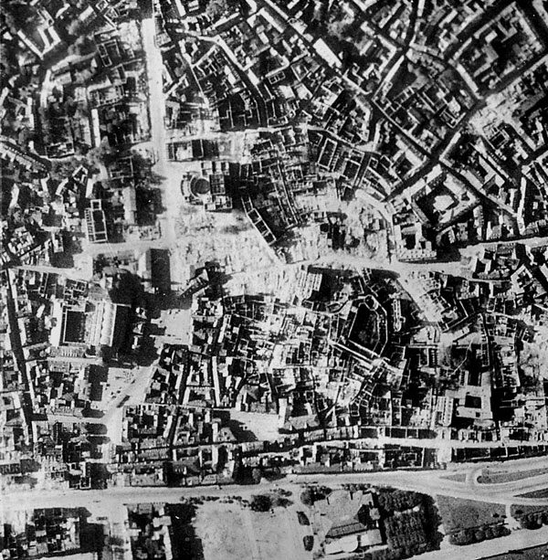 Mainz
                      nach den Grossangriffen vom 11. bis 13. August
                      1942: Die H�user liegen teilweise da wie offene
                      Schachteln