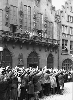 Hissung der
                      Hakenkreuzfahne am R�merberg im M�rz 1933, und die
                      Menschenmenge macht den strammen Hitlergruss