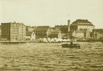 Kieler
                    Schloss von der F�rde (Fjord) aus gesehen, 1893