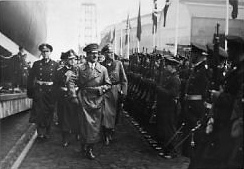 Der
                        "F�hrer" Adolf Hitler in Kiel bei der
                        Schiffstaufe des Kriegsschiffes
                        "Gneisenau", mit Generalfeldmarschall
                        von Blomberg und General Admiral Raeder, 8.
                        Dezember 1936