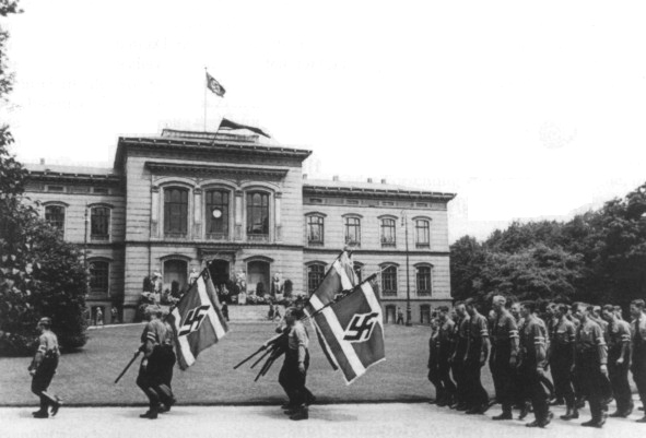 Universit�t Kiel, Nazi-Aufmarsch mit
                        Hakenkreuzfahnen vor dem Hauptgeb�ude 1938