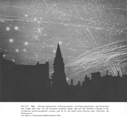 Bild 212: Kiel, Markierungsbomben,
                          Flakscheinwerfer und Leuchtspurgeschosse am
                          Himmel �ber der verdunkelten Stadt