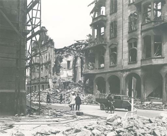 D�sseldorf nach dem Grossangriff vom 12.
                          Juni 1943, Schauspielhaus in Ruinen