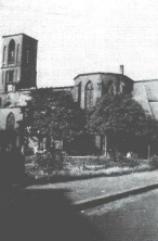 Gertrudiskirche ohne
                      Dach und Tr�mmer in der Kirche, 25. August 1943