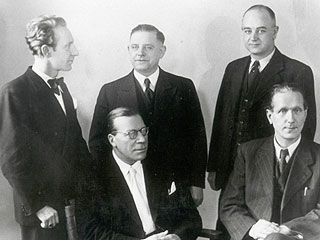 Die
                        Widerstandsgruppe um Rechtsanwalt Wiedenhofen.
                        Stehend von links nach rechts: Alois Odenthal,
                        Ernst Klein, Josef Lauxtermann. Sitzend von
                        links nach rechts: Karl August Wiedenhofen und
                        Karl M�ller.