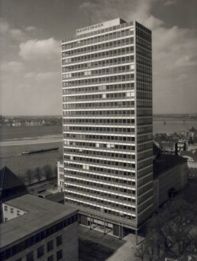 Hochhaus von
                        Mannesmann 1956. Der Waffenkonzern hat schon
                        1956 sein eigenes Hochhaus, und das Gesch�ft mit
                        dem Tod geht weiter...