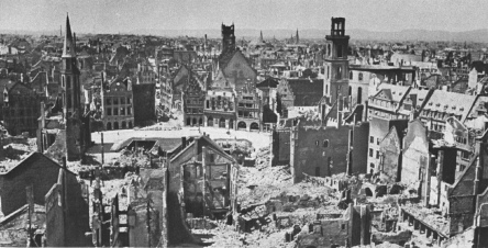 Bild 42: Frankfurt am Main in Ruinen, 1944
                        ca. Die berhmte Altstadt sank dahin.