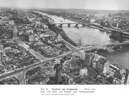Bild 42: Frankfurt am Main in Ruinen, Blick
                        nach Sachsenhausen 1945