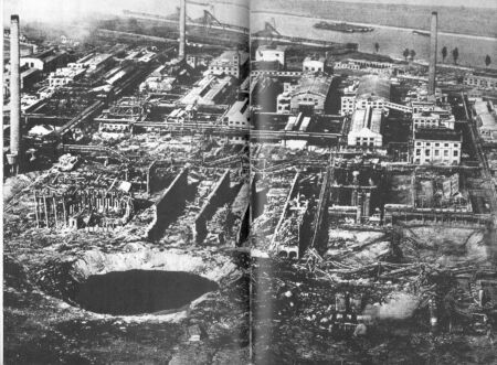 Der Krater von Oppau nach der
                Explosion des Ammoniakwerkes der BASF (D�ngemittelhalle)
                1921