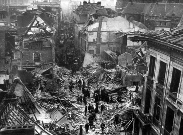 Die Schutthalde in Antwerpen durch den
                        V2-Raketeneinschlag vom 13. Oktober 1944 an der
                        Ecke Schildersstraat / Karel Rogirstraat, mit
                        Besch�digung des Kunstmuseums (grosse Mauer
                        rechts im Bild). [7]