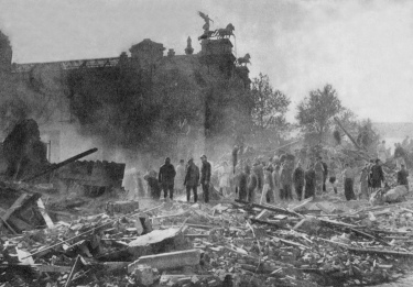 Die Schutthalde in Antwerpen durch den
                        V2-Raketeneinschlag vom 13. Oktober 1944 an der
                        Ecke Schildersstraat / Karel Rogirstraat, mit
                        Besch�digung des Kunstmuseums, Sicht von unten
                        von der Schutthalde aus auf das Kunstmuseum im
                        Hintergrund [8]