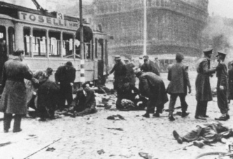 Antwerpen, Teniers Plaats an der
                              Keyserlei nach dem V2-Treffer vom 27.
                              November 1944, �berlebende und Leichen
                              neben einem Tram ohne Fenster