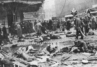 Antwerpen, Teniers Plaats an der
                              Keyserlei nach dem V2-Treffer vom 27.
                              November 1944, �berlebende und Leichen auf
                              dem Strassenpflaster