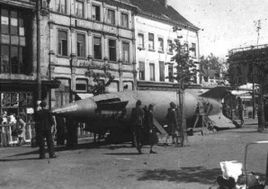 Antwerpen Groenplaats (Gr�nplatz),
                        Kriegsmaterialausstellung Juli 1945, Ausstellung
                        der V2-Rakete [10,13]