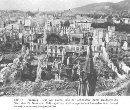 Bild 11: Freiburg im Breisgau in Ruinen
                        (02), Sicht vom M�nster in Richtung Norden nach
                        Neuburg und Herdern