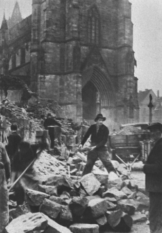 Bild 12: Freiburg im
                        Breisgau, Schuttr�umung vor dem M�nster nach
                        Kriegsende