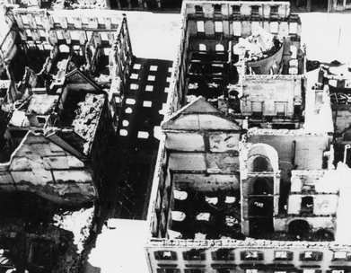 Freiburg im Breisgau
                        nach dem Feuersturm vom 27.11.1944, H�user ohne
                        Inhalt liegen wie offene Schachteln da,
                        Nahaufnahme