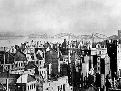 Mainz in
              Ruinen und eine zerst�rte Rheinbr�cke im Hintergrund M�rz
              1945 [1]