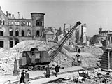Mainz in Ruinen 1945, die Fassade
                der Post links, vorne die Geleise der Tr�mmerbahn