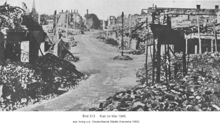 Kiel in Ruinen, Mai 1945. Die Strassen sind
                      schon leerger�umt und wieder befahrbar.