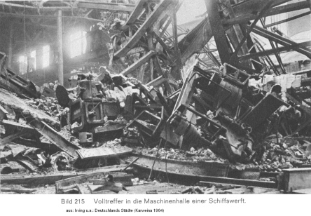 Bild 215: Kiel, zerst�rte Werft,
                        Volltreffer in die Maschinenhalle einer
                        Schiffswerft von Kiel