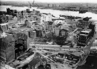 Kiel in Ruinen nach Mai 1945, Westufer mit
                        Blick auf das Ostufer mit den Werften. Viele
                        Ruinen und Schutt sind schon wegger�umt.