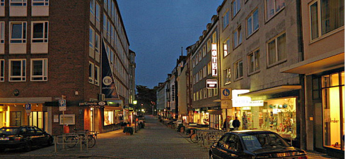 Kiel, Blick in die D�nische Strasse 2005 ca.
                      mit deutschen 08/15-Hausbauten. Von der Altstadt
                      blieb allein das Strassenpflaster. Nicht einmal
                      die Fenster sind im alten Format gehalten.