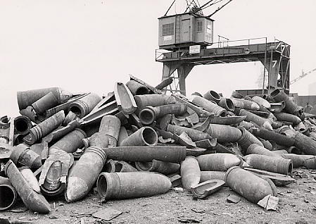 Gesammelte
                    Kriegsschiffmunition zur Versenkung in der Ostsee
                    1945 (was wiederum zu Altlasten in der Ostsee
                    f�hrt)