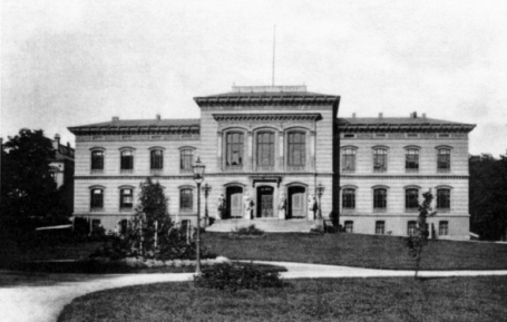Das Hauptgeb�ude der
                    Universit�t Kiel um 1938 vor dem Krieg