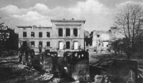 Das Hauptgeb�ude der
                    Universit�t Kiel nach dem Mai 1945 mit einer
                    Tr�mmerbahn davor