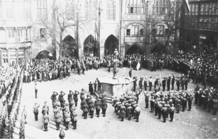 Hissen der Hakenkreuzfahne auf dem
                          Marktplatz mit Hitlergruss rund um den
                          Rolandsbrunnen, 8. M�rz 1933