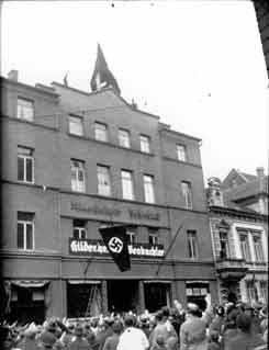 Hildesheim: Das Geb�ude des Hildesheimer
                        Volksblatts wird zum Haus des Hildesheimer
                        Beobachters, mit Hakenkreuzfahne an der Fassade,
                        19. April 1933