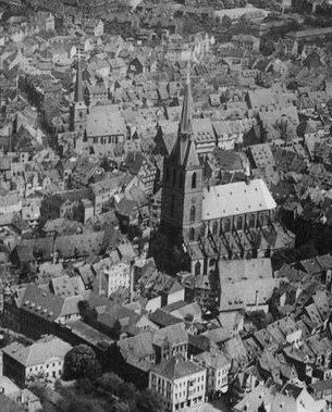 Andreaskirche mit der Altstadt von Hildesheim,
                Luftbild von 1930 ca., da wird jetzt die Stadt
                vernichtet, und die R�stungsbetriebe ausserhalb der
                Stadt bekommen an diesem Tag keine einzige Bombe ab.
                Irgendwie stimmt da was nicht in der Kriegstaktik der
                Alliierten...