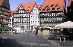 Marktplatz mit dem
                        Hotel Le Meridien mit rekonstruierter
                        Fachwerkfassade, 2007 ca.