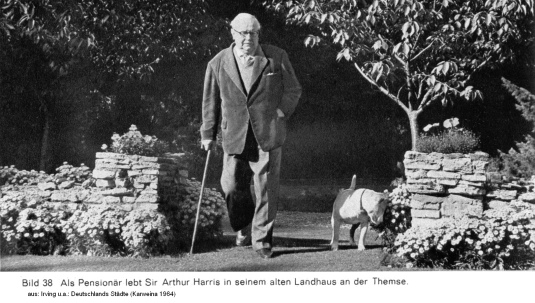 Bild 38, Sir Arthur Harris, der Massenm�rder im
                Jahre 1961 am Stock und mit einem Kampfhund