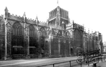Bristol, Seitenansicht der Kathedrale mit
                        der L�ngsfassade am College Green, 1920 ca.
                        [18]