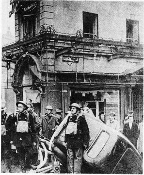 Bristol nach dem Bombenangriff vom
              3./4. Januar 1941, Feuerwehrleute von Bristol posieren vor
              einem umgest�rzten Auto [9]