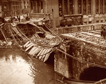 Die bombardierte St. Philipps-Br�cke
              von Bristol nach dem 11./12. April 1941 [9]. Die
              Stromleitungen f�r die Strassenbahn verliefen �ber diese
              Br�cke. Der Trambetrieb wurde unterbrochen und nach dem
              Krieg nicht mehr aufgenommen [7].