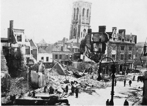 Bristol, die Victoria Street nach
                dem 24. November 1941 ist in Ruinen, dahinter steht der
                noch intakte Turm der Templerkirche [11]