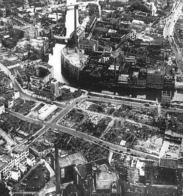 Stadtzentrum
                      "Bristol Br�cke" ("Bristol
                      bridge") 1946 ca., ganze H�userblocks sind
                      nur noch leere Felder [35]